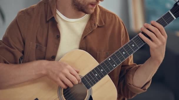 Vista Cortada Jovem Músico Tocando Guitarra Acústica — Vídeo de Stock