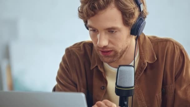 Man Koptelefoon Met Mic Broadcasting Het Gebruik Van Laptop — Stockvideo