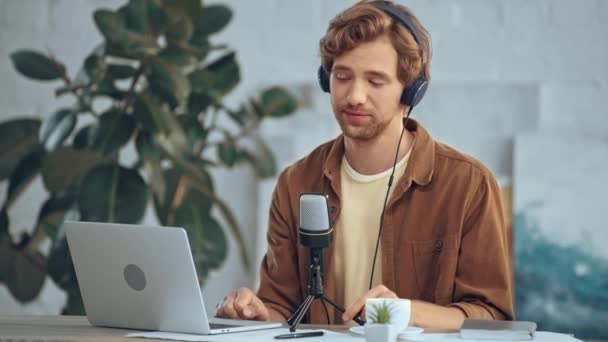 ember hallgat zenét fejhallgató énekel a mikrofon használata közben laptop