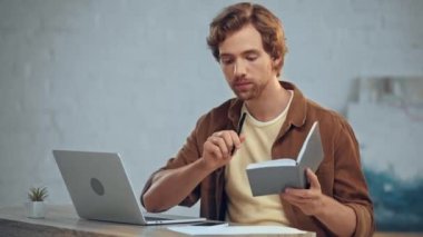 dizüstü bilgisayar kullanırken dizüstü bilgisayar ve yanıtlama çağrısı yazma düşünceli adam