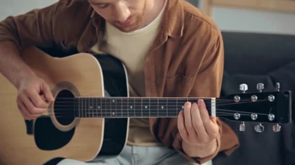 Guitarrista Tocando Guitarra Acústica Sofá — Vídeo de Stock