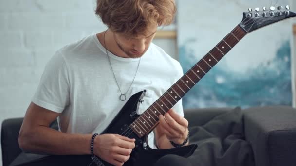 Young Rocker Spelar Elgitarr Soffan — Stockvideo