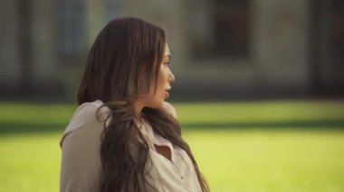 genç kadın konuşuyor ve çim üzerinde oturan