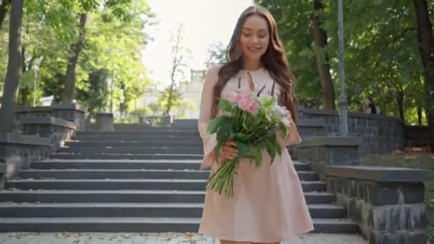 Giovane Donna Con Bouquet Passeggiando Vicino Alle Scale Nel Parco — Video Stock