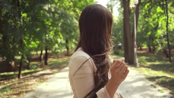 Joven Mujer Mirando Cámara Sonriendo Parque — Vídeos de Stock