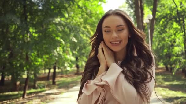 Молодая Женщина Получает Цветы Парке — стоковое видео