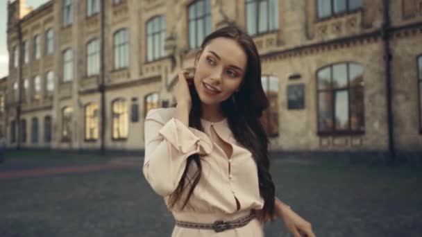 キエフ ウクライナ 2019年8月27日 建物の近くに自転車で立っている若い女性 — ストック動画