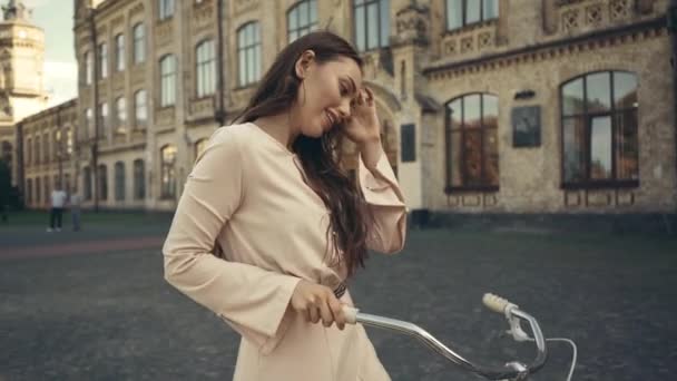 キエフ ウクライナ 2019 建物の近くに笑顔の自転車を持つ若い女性 — ストック動画