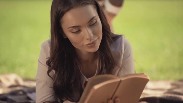 Mujer Joven Leyendo Libro Parque — Vídeos de Stock