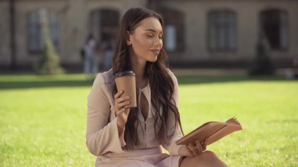 Mujer Joven Bebiendo Café Leyendo Libro — Vídeo de stock