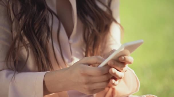 Gewassen Weergave Van Vrouw Typen Smartphone — Stockvideo
