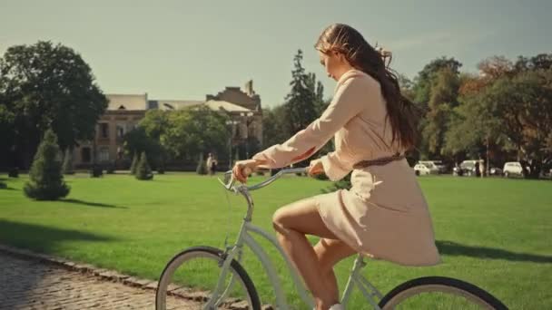 Jovem Mulher Andar Bicicleta Perto Grama — Vídeo de Stock