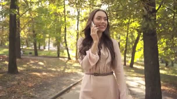 Ευτυχισμένη Γυναίκα Μιλάμε Για Smartphone Στο Πάρκο — Αρχείο Βίντεο