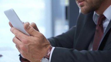akıllı telefonda olgun işadamı mesajlaşma kırpılmış görünümü