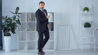 modern ofiste takım elbise boks olgun işadamı