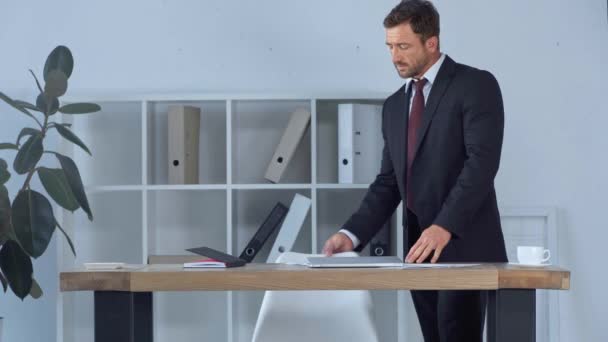 Mogen Affärsman Öppnar Laptop Och Börjar Arbeta Office — Stockvideo