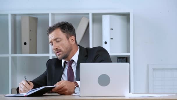 成熟したビジネスマンは仕事に立ち止まり 職場から離れる — ストック動画