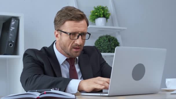 Dospělý Obchodník Brýlemi Použitím Laptopu Gestem Yes — Stock video