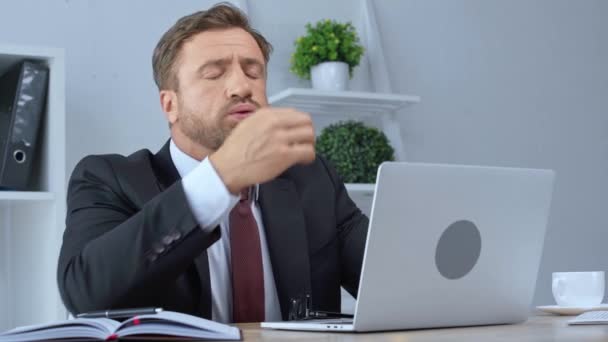 Unavený Dospělý Obchodník Brýlemi Použitím Laptopu Bolestí Hlavy — Stock video