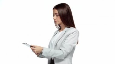 Düşünceli iş kadını kontratı imzalarken beyazlar izole edildi 