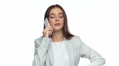 Akıllı telefondan konuşan hoşnutsuz iş kadını beyazda izole edilmiş.