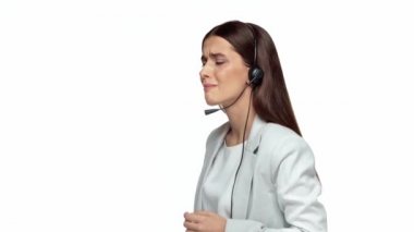 Kulaklık takmış hoşnutsuz operatör beyazla konuşuyor.