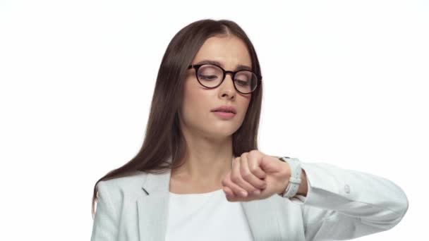 Hermosa Mujer Negocios Mirando Reloj Aislado Blanco — Vídeos de Stock