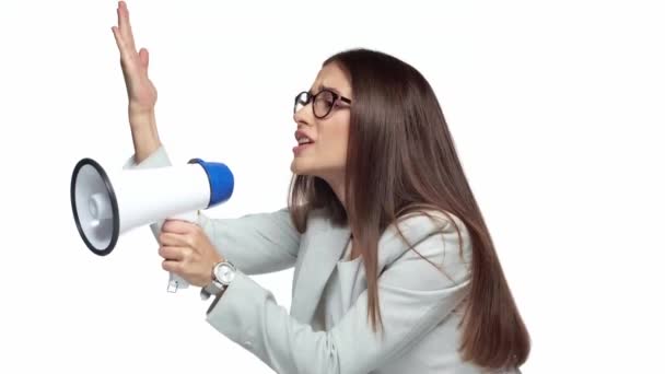 Mujer Negocios Emocional Gritando Megáfono Aislado Blanco — Vídeos de Stock