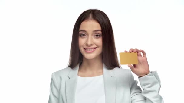 ホワイトに隔離されたクレジットカードを持ってる幸せな実業家 — ストック動画