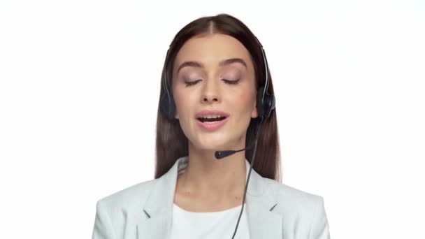Operador Feliz Fone Ouvido Falando Isolado Branco — Vídeo de Stock