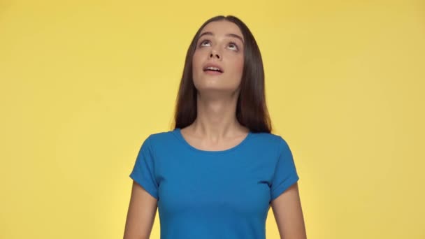 Šťastná Dívka Vzhlíží Gestikuluje Izolované Žluté — Stock video