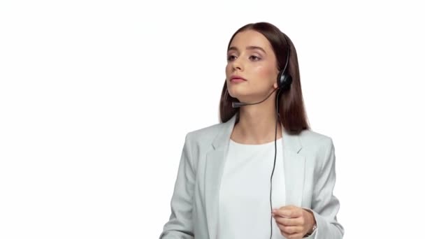Kafası Karışmış Bir Kadın Kulaklığa Dokunuyor Bembeyaz Konuşuyor — Stok video