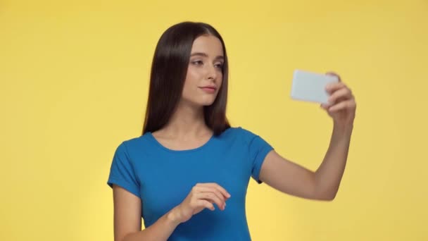 Glückliches Mädchen Macht Selfie Isoliert Auf Gelb — Stockvideo