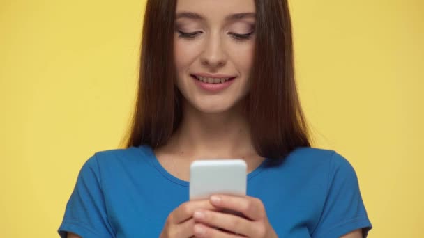 Selektywne Skupienie Się Dziewczyny Smsowania Smartfonie Odizolowanym Żółtym — Wideo stockowe