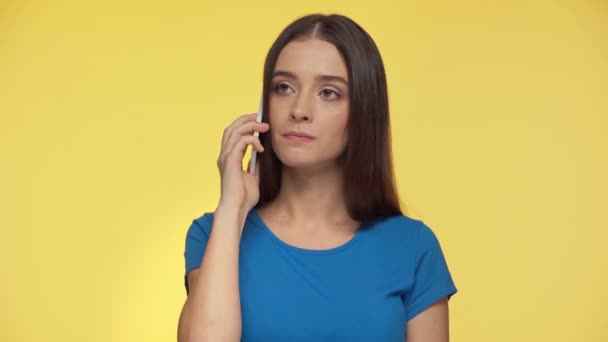 Hoşnutsuz Kadın Konuşuyor Sarı Renkte Işaret Ediyor — Stok video