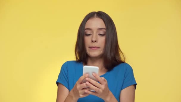 Bang Vrouw Praten Smartphone Geïsoleerd Geel — Stockvideo
