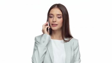 Akıllı telefondan konuşan heyecanlı iş kadını beyazda izole edilmiş.