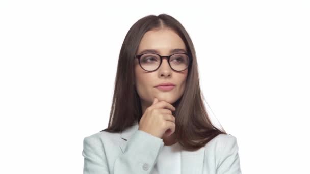 Zamyślona Bizneswoman Pokazuje Wzruszający Gest Izolowany Białym — Wideo stockowe