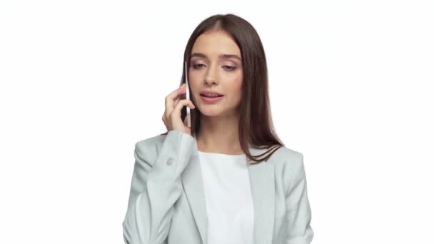 Eccitata Donna Affari Che Parla Smartphone Isolato Bianco — Video Stock