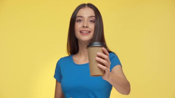 Фокус Тягнути Щасливу Жінку Тримає Паперову Чашку Ізольовано Жовтому — стокове відео