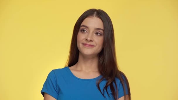 Atractiva Mujer Sonriendo Haciendo Gestos Aislados Amarillo — Vídeos de Stock