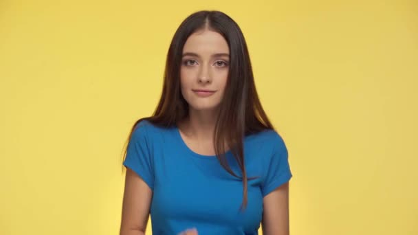 Bonita Mulher Estalando Dedos Dançando Isolado Amarelo — Vídeo de Stock