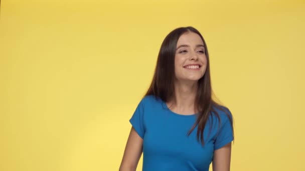 Hezká Dívka Ukazuje Prsty Izolované Žluté — Stock video