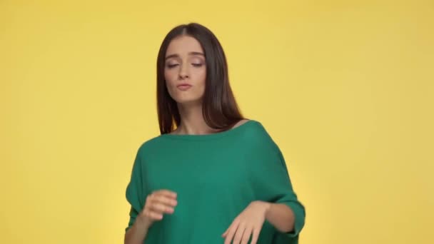 Mujer Bailando Alejándose Aislada Amarillo — Vídeo de stock