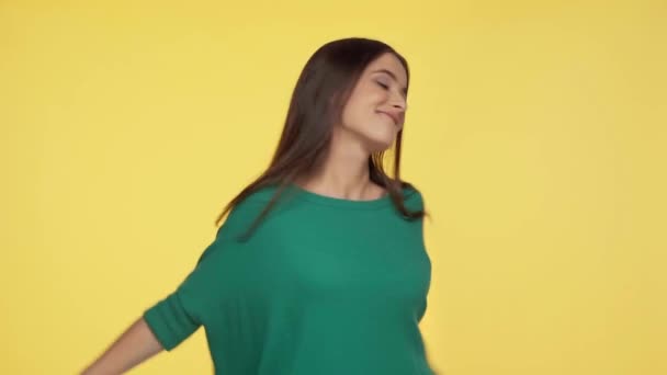 Mujer Feliz Girando Aislado Amarillo — Vídeos de Stock