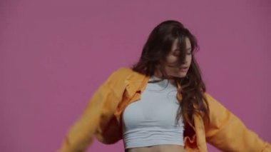 Mor renkte dans eden şık kız. 