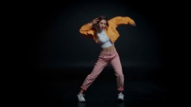 Siyahların üzerinde dans eden güzel genç kadın.