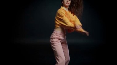 Genç trend kadın siyah üzerinde dans ediyor