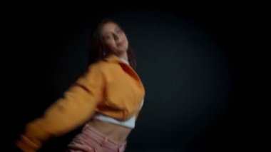 Siyahların üzerinde dönen zarif genç bir kadın