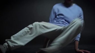 Kıvırcık Afrikalı Amerikalı siyah üzerinde dönüyor 